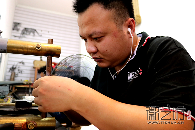 河北武警學院參觀考察徽藝坊鐵畫 (7)