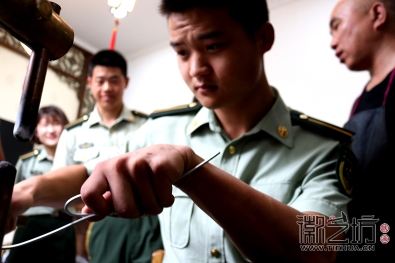 河北武警學院參觀考察徽藝坊鐵畫 (16)