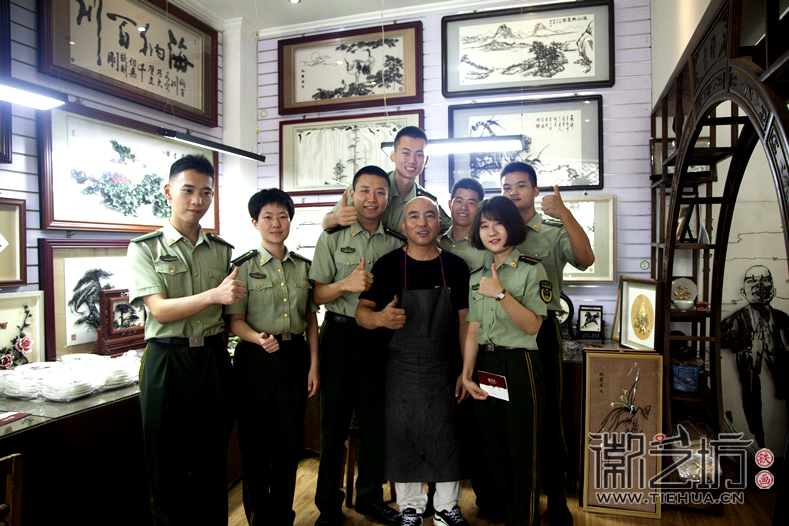 河北武警學院參觀考察徽藝坊鐵畫 (4)