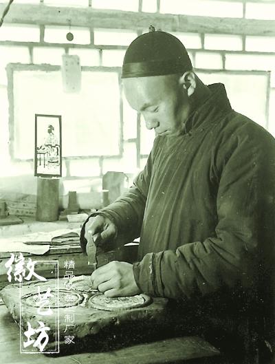 002鐵畫藝人在用鏨子鏨刻圖案