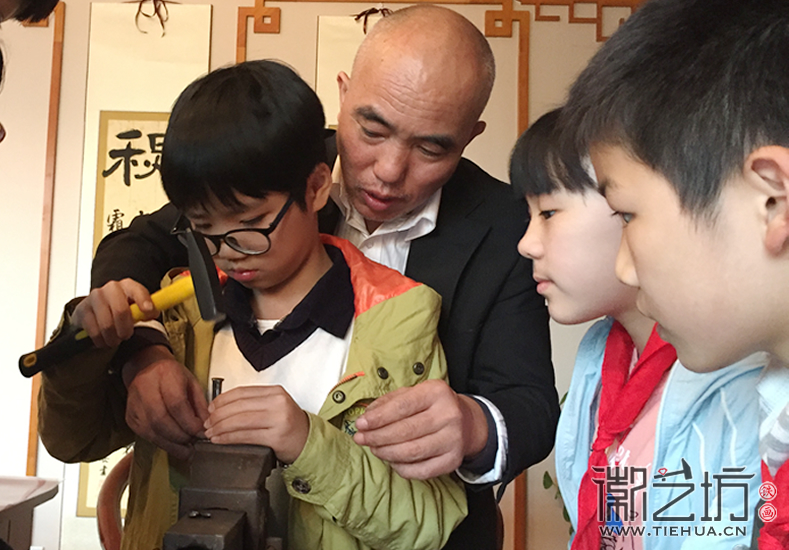 徽藝坊魏民春給小朋友們上了一堂生動的鐵畫課 (9)