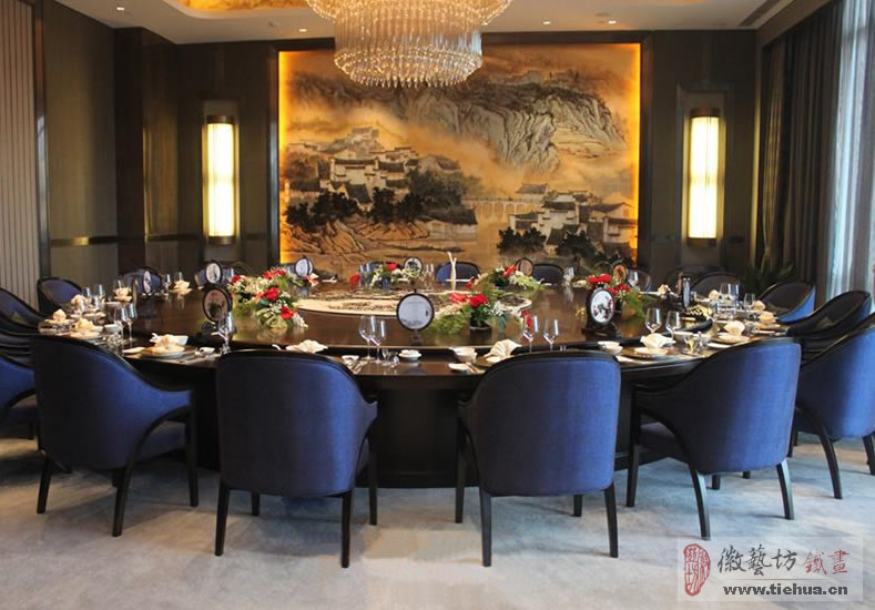 徽藝坊為蕪湖萬達(dá)嘉華酒店原創(chuàng)設(shè)計(jì)的餐桌瓷板鐵畫