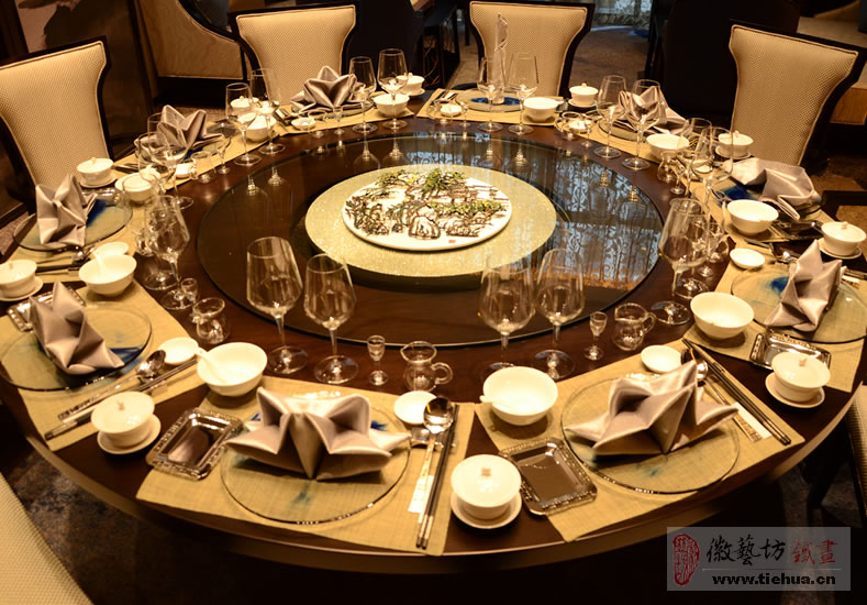 徽藝坊為蕪湖萬達嘉華酒店原創(chuàng)設計的餐桌瓷板鐵畫