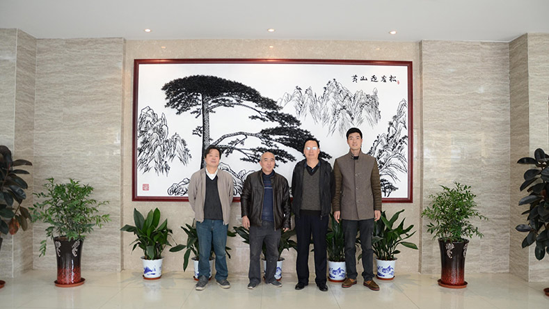 安徽省煤炭科學(xué)研究院定制的辦公大樓大廳壁畫《迎客松》鐵畫