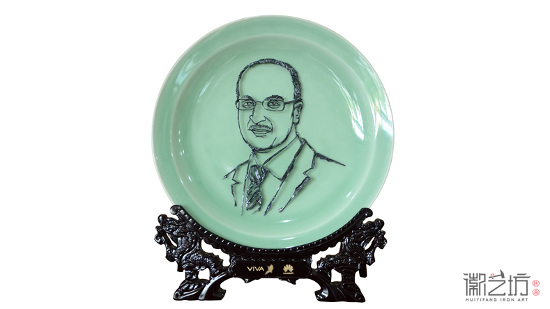 外事禮品——華為公司為中東合作伙伴VIVA和ZAIN公司總裁?定制的肖像鐵畫禮品