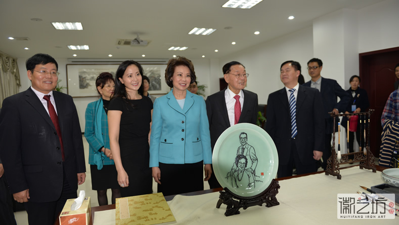 來安縣人物館定制趙小蘭父母像鐵畫《伉儷情深》