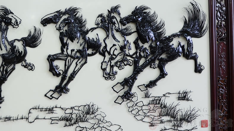 恭賀安徽安利合成革股份公司喬遷之喜定制的《馬到成功》鐵畫雕花屏風(fēng)