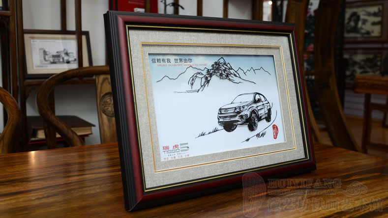 奇瑞汽車定制的以瑞虎5為題材的企業(yè)文化鐵畫禮品(側面圖)