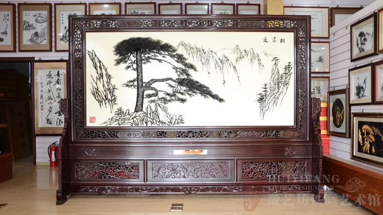 蕪湖第十二中學(xué)賀北京十二中八十華誕的禮品迎客松鐵畫(huà)雕花屏風(fēng)