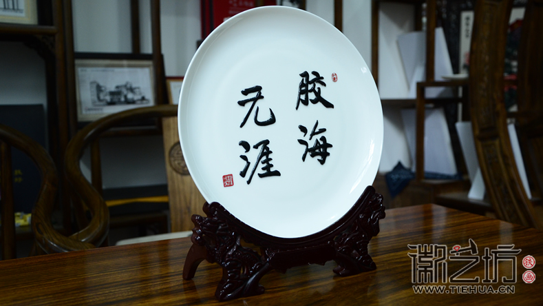 黑白與彩色相生相成 ——橡膠技術(shù)交流會(huì)鐵畫禮品定制案例