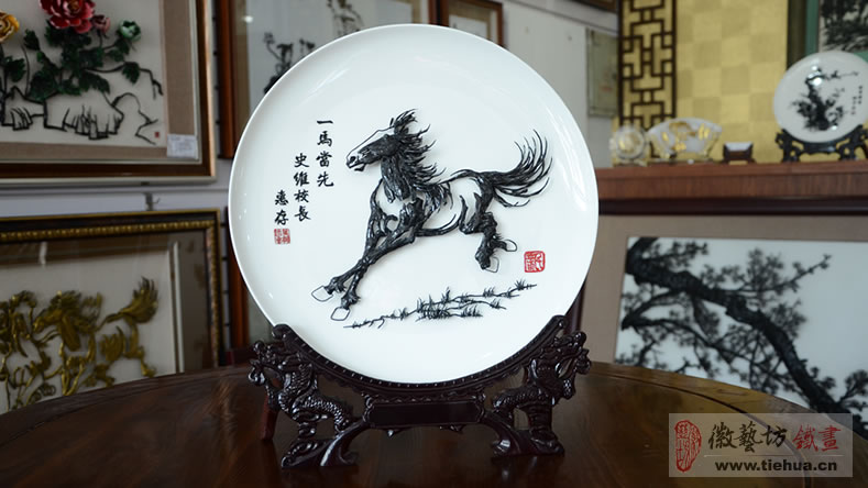 客戶定制送校長禮品雙龍頭白瓷盤鐵畫《一馬當(dāng)先》